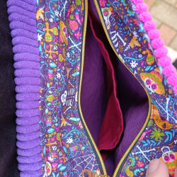 Sac bandoulière artisanal violet et fuchsia en velours – Motifs calaveras