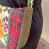 Sac bandoulière artisanal folk en tissu écossais rouge illustré