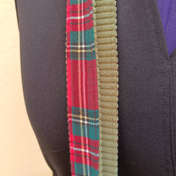 Sac bandoulière artisanal folk en tissu écossais rouge illustré