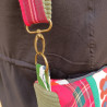 Sac bandoulière artisanal folk en tissu écossais rouge illustré