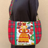 Sac bandoulière artisanal folk en tissu écossais rouge illustré