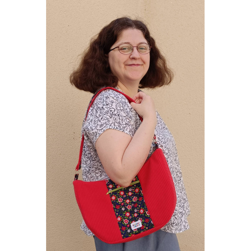 sac demi-lune artisanale en velours rouges et fleurs I De Nature Colorée