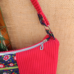 sac demi-lune artisanale en velours rouges et fleurs I De Nature Colorée
